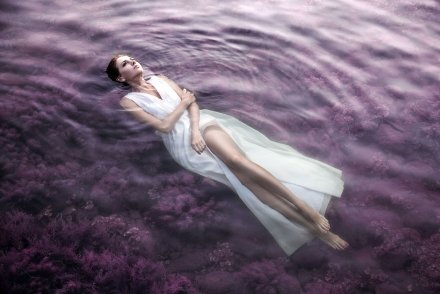 Девушка лежит в воде, в белом платье с фиолетовыми водорослями в Крыму +7 926 222 8521 Komlevs.com Moscow