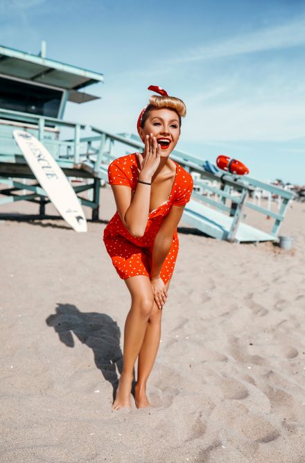 Фотосессия девушка блондинка ретро на пляже в Лос-Анджелесе на фоне спасательной вышки в красном платье в белый горошек +7 926 222 8521 Komlevs.com Moscow
